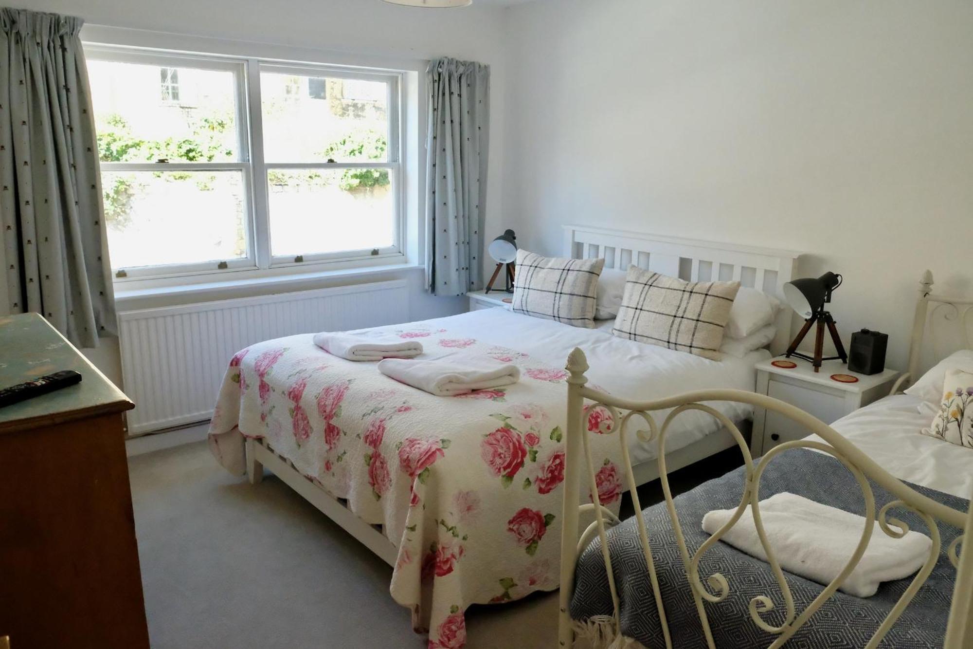 Spacious City Centre Apartment Bath Bagian luar foto