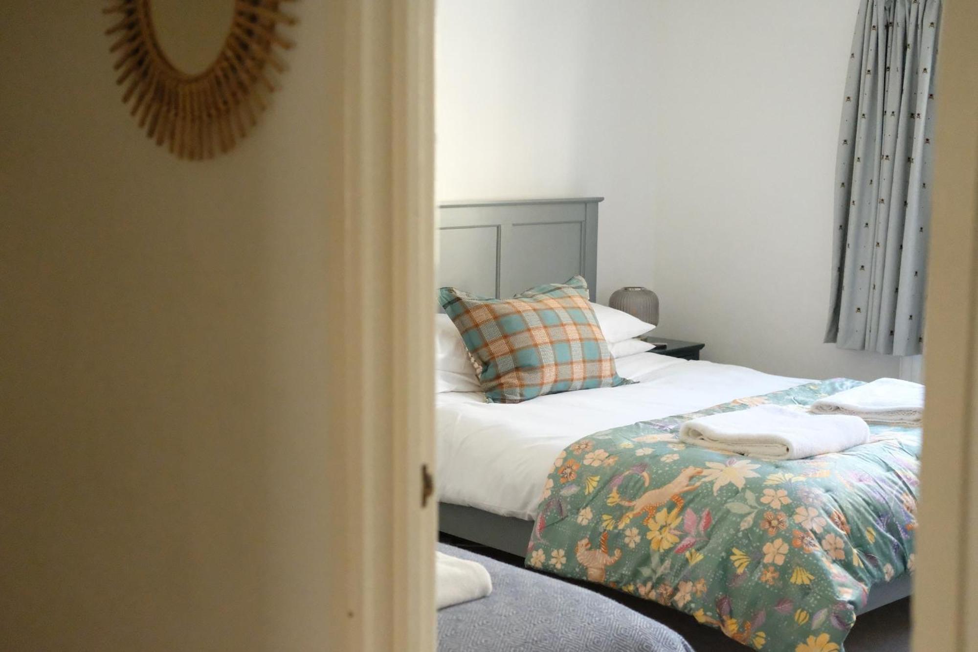 Spacious City Centre Apartment Bath Bagian luar foto