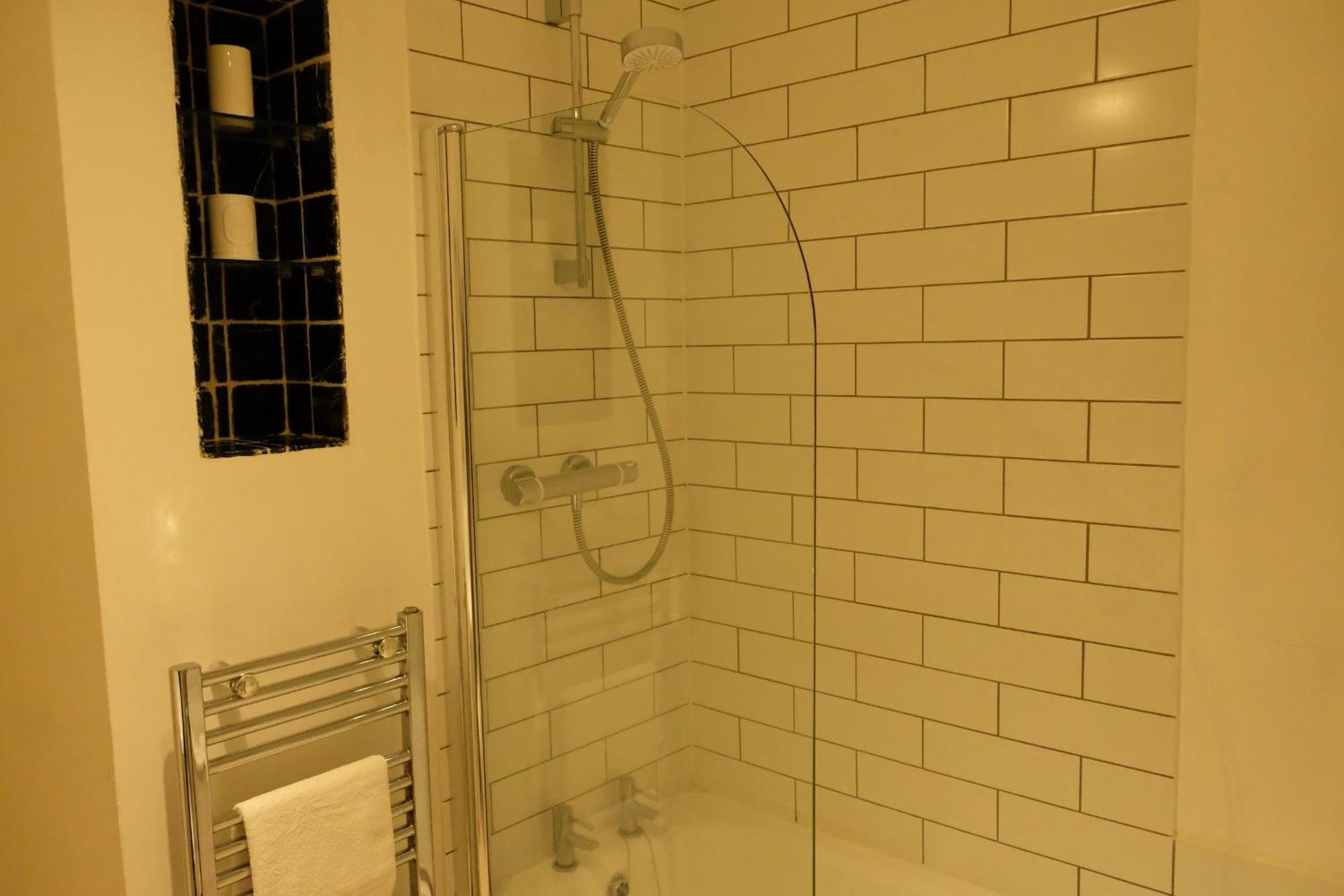 Spacious City Centre Apartment Bath Bagian luar foto