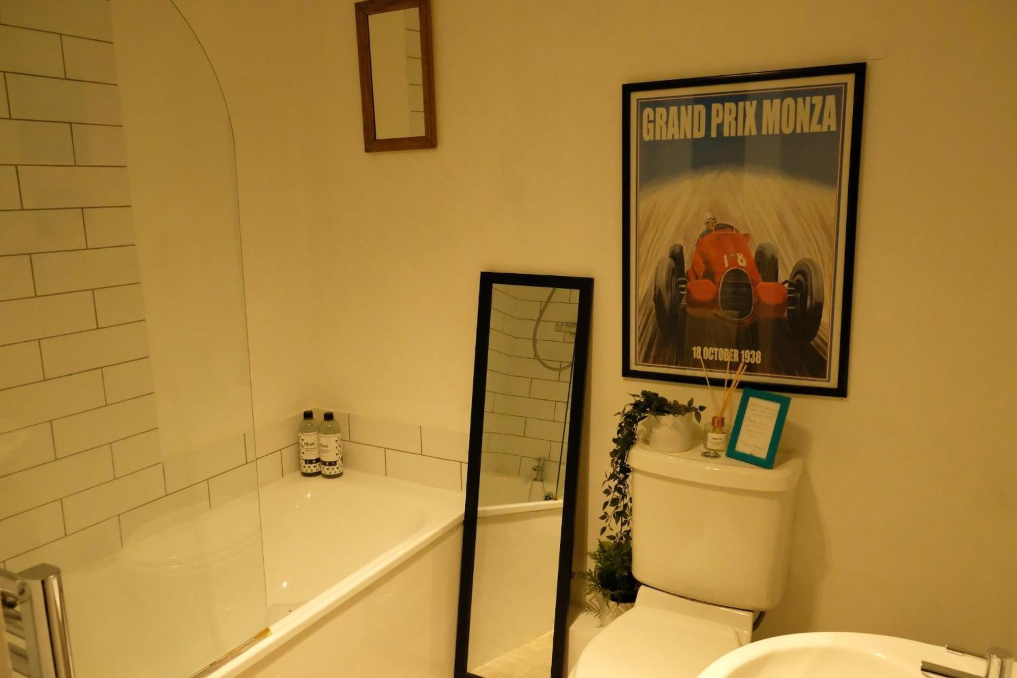 Spacious City Centre Apartment Bath Bagian luar foto